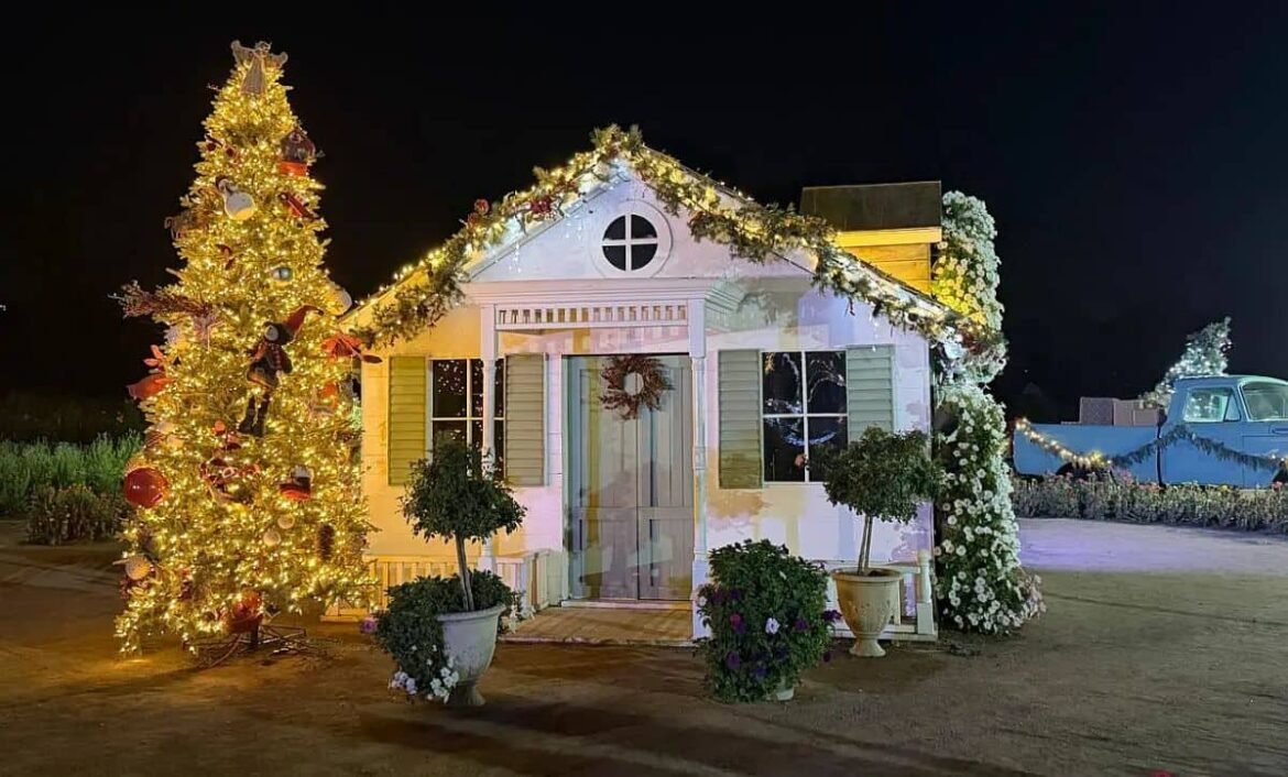 Castillo navideño con nevada en Ruta del Maíz