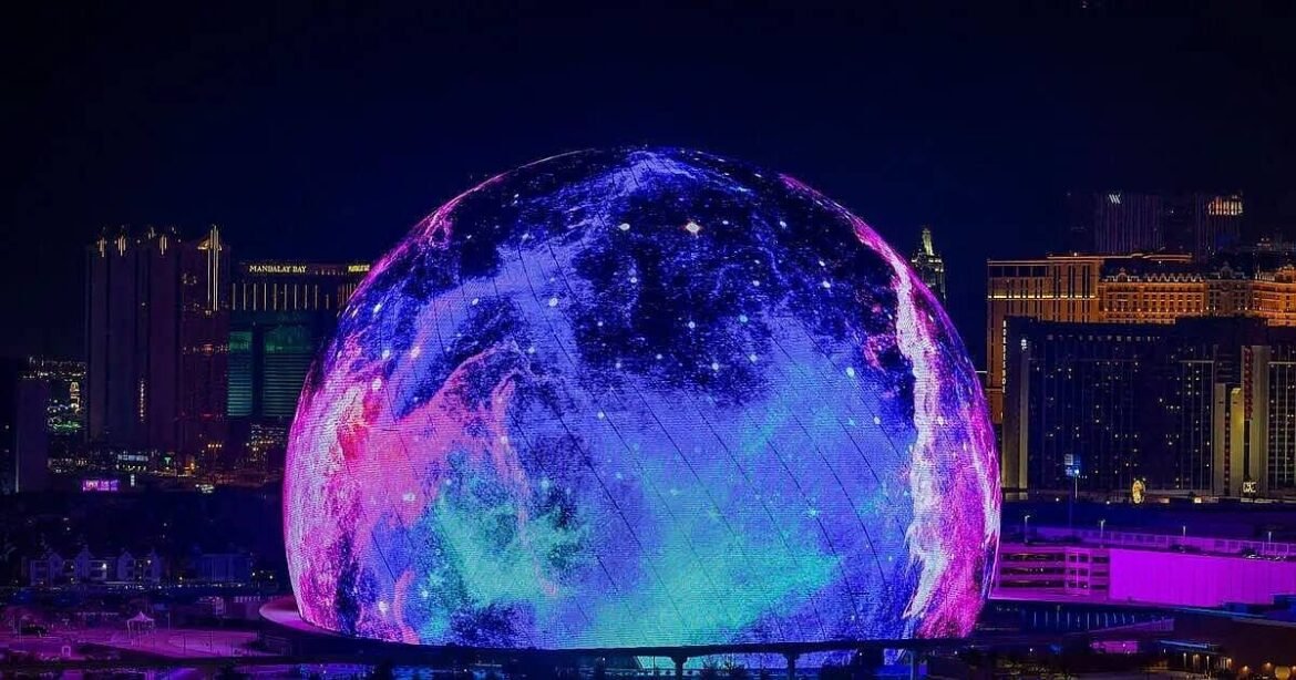 Exterior del Sphere Las Vegas iluminado por la noche con su pantalla LED