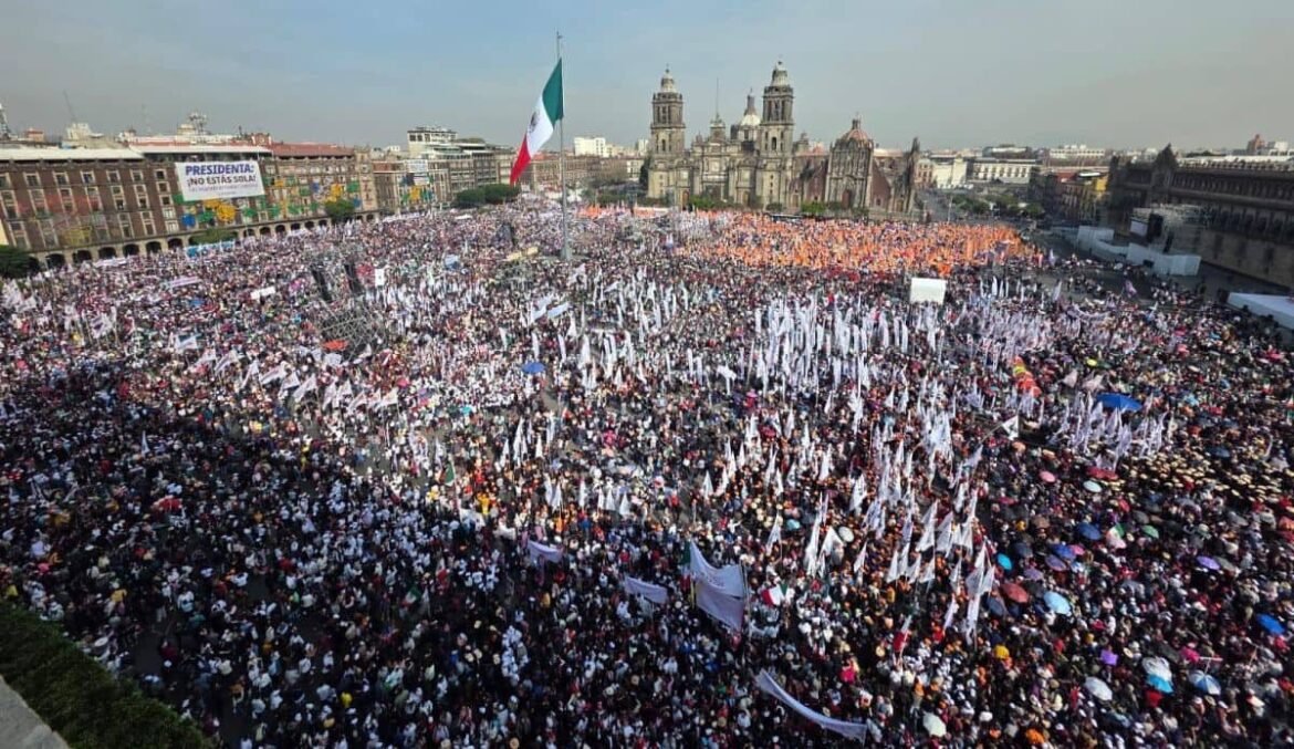 Multitud en el Zócalo durante evento de la 4T