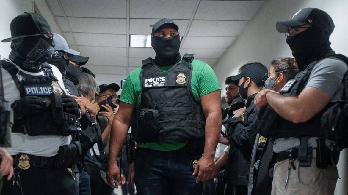 Agentes de ICE durante arrestos ICE Trump en operativos migratorios
