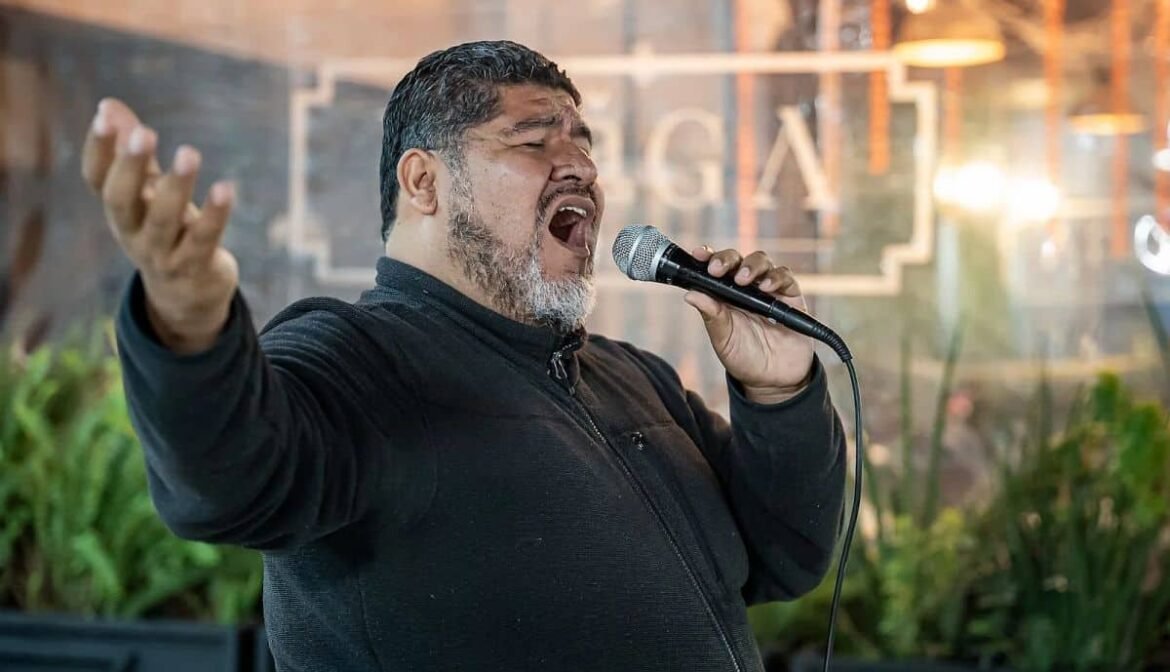 Ezequiel Ojeda compartiendo música con peatones en la vía pública