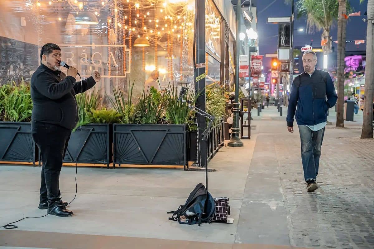 Tenor en Tijuana cantando en avenida Revolución