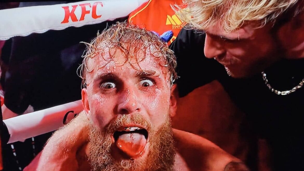 Jake Paul saca la lengua durante evento de boxeo
