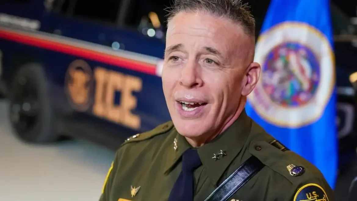 Agentes de ICE realizando arrestos en contexto de militarización policial