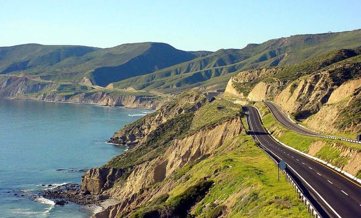 Paso peatonal en reparación en el km 69 de la autopista Tijuana-Ensenada