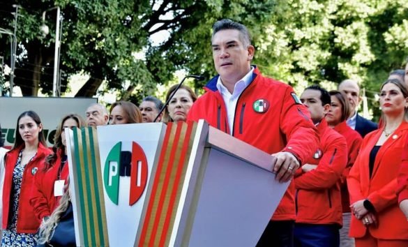 Alito Moreno durante su rueda de prensa criticando a la 4T