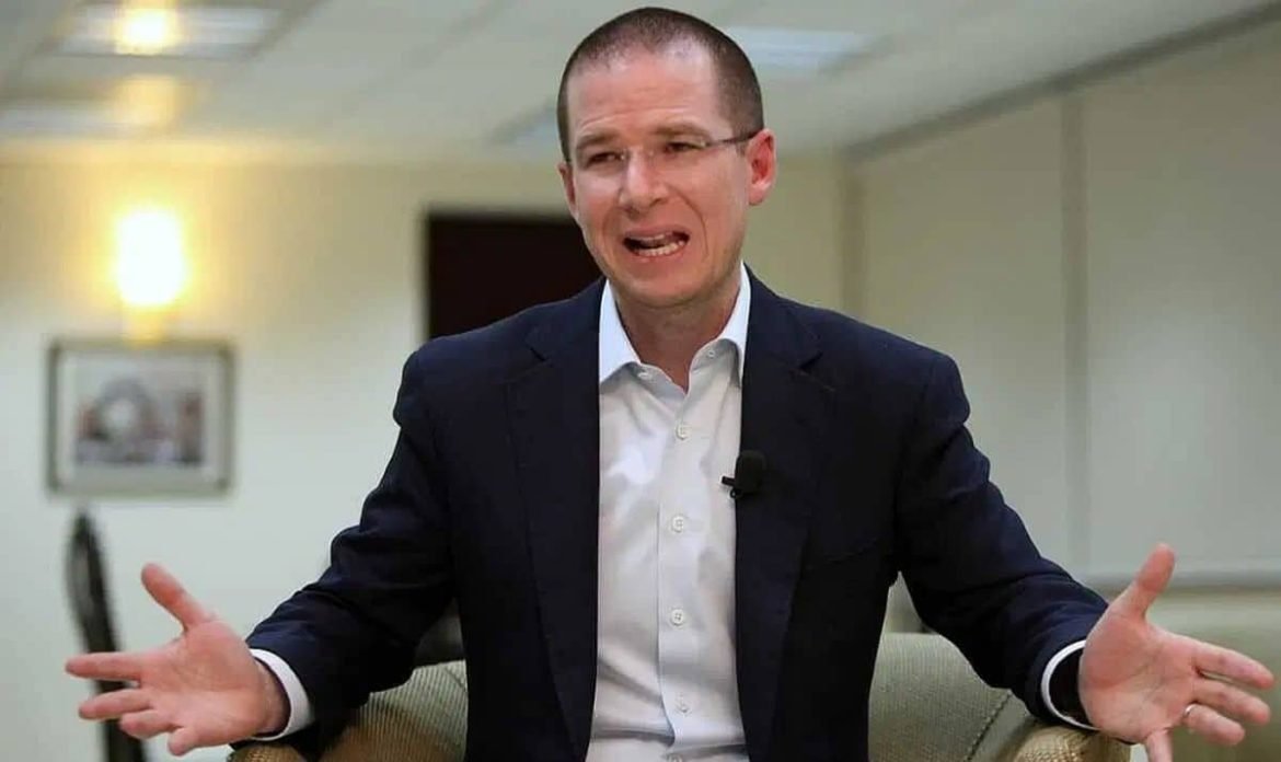 Ricardo Anaya criticando la reforma judicial en conferencia de prensa