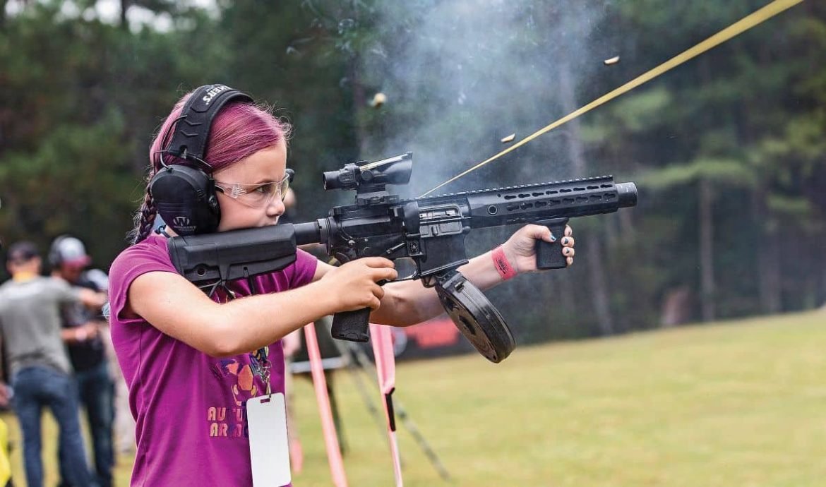Autumn Fry practicando manejo responsable de armamento