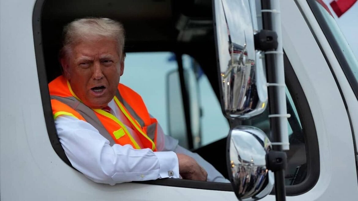 Trump amenaza a California 33 MDD menos por no exigir inglés a camioneros