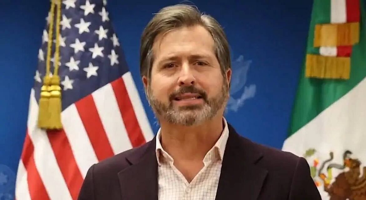 Agentes fronterizos de EE.UU. patrullan la línea divisoria con México