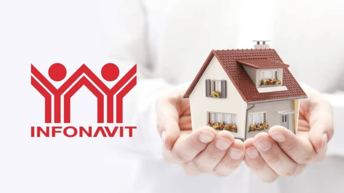 Familias mexicanas recibiendo su vivienda del Infonavit