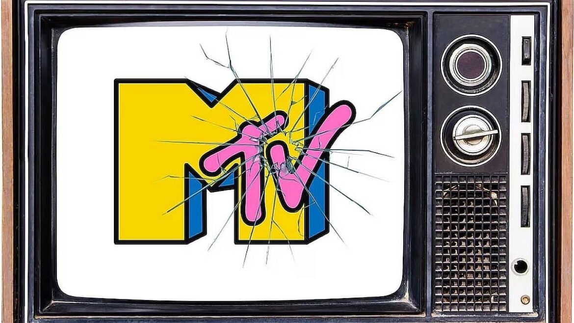 Logotipo clásico de MTV en pantalla de televisión