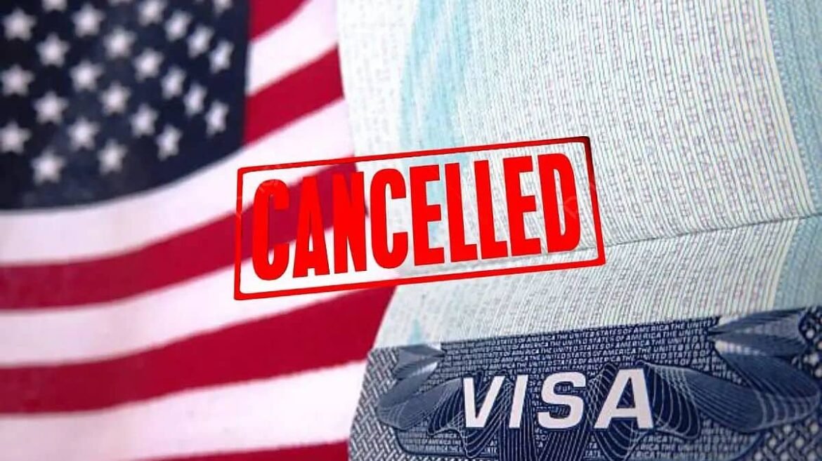 Políticos mexicanos en conferencia de prensa sobre relaciones diplomáticas.