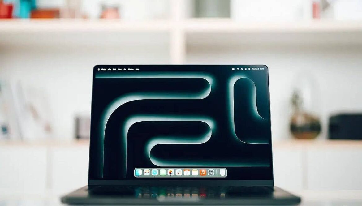 Prototipo del MacBook Pro con pantalla táctil OLED en uso Prototipo del MacBook Pro con pantalla táctil OLED en uso