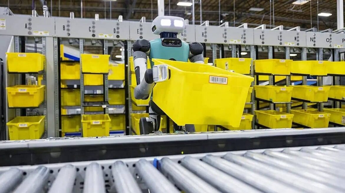 Robots trabajando en una fábrica de Amazon