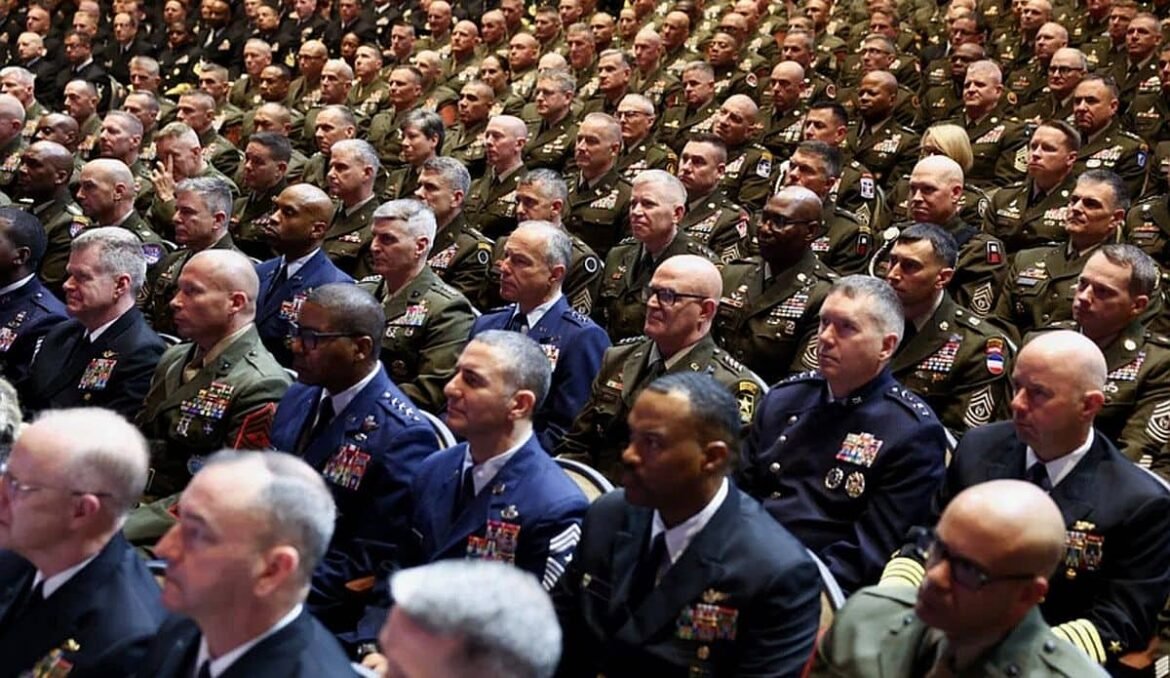 Trump hablando ante altos mandos militares en EE.UU