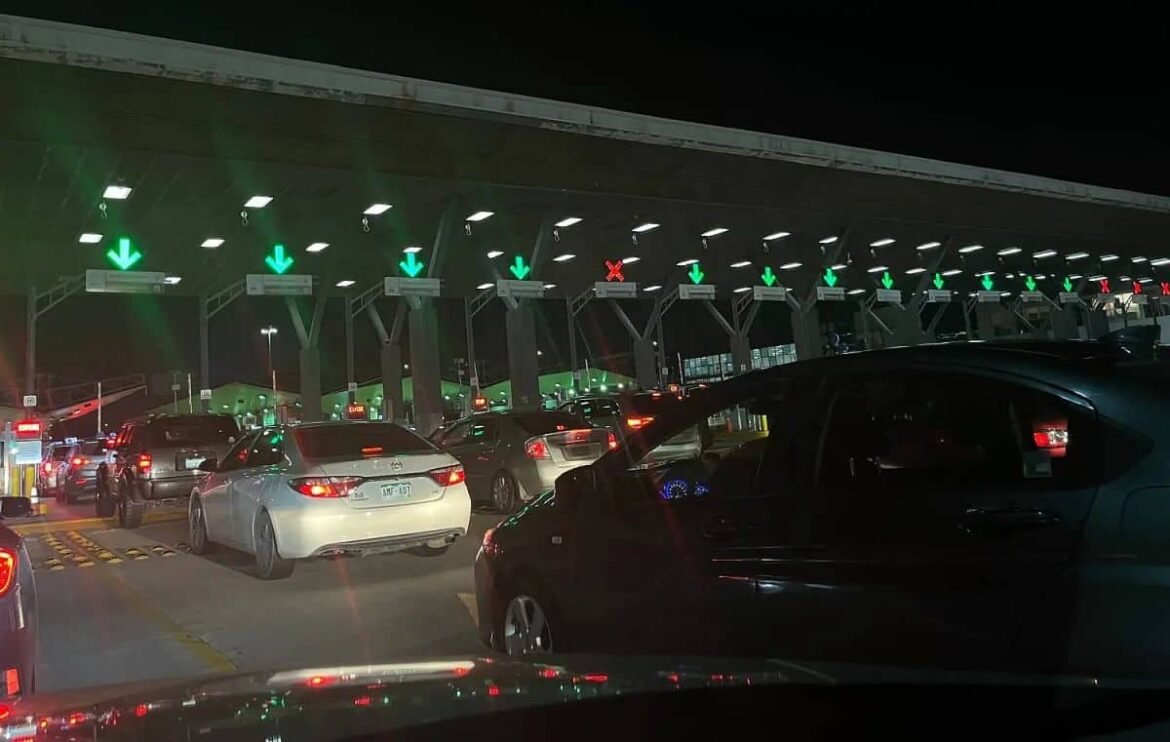 Oficial de CBP verificando identidad con tecnología biométrica