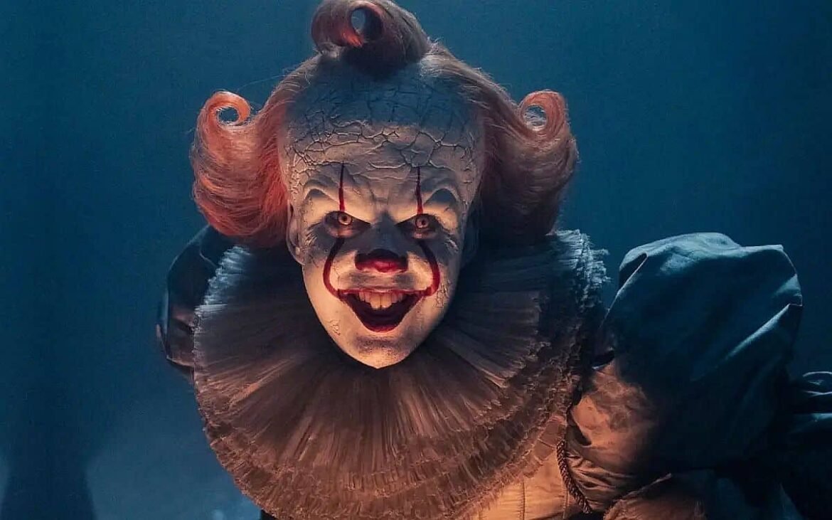 Pennywise en IT Bienvenidos a Derry con mirada intimidante