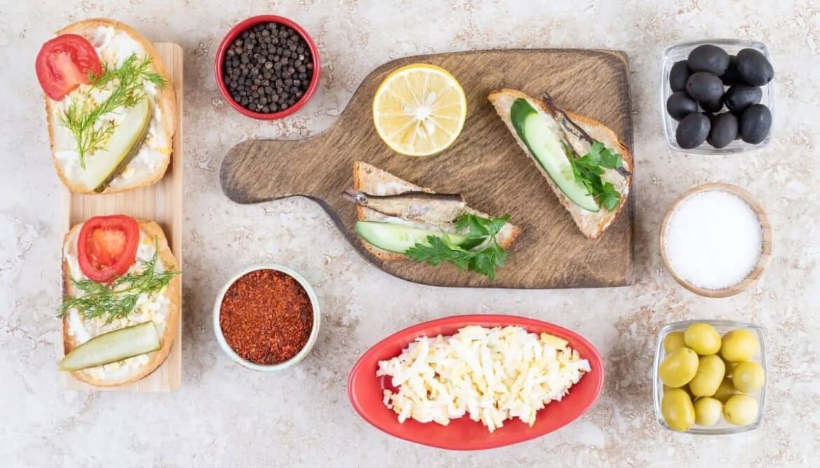 Plato colorido de dieta mediterránea con pescado y verduras