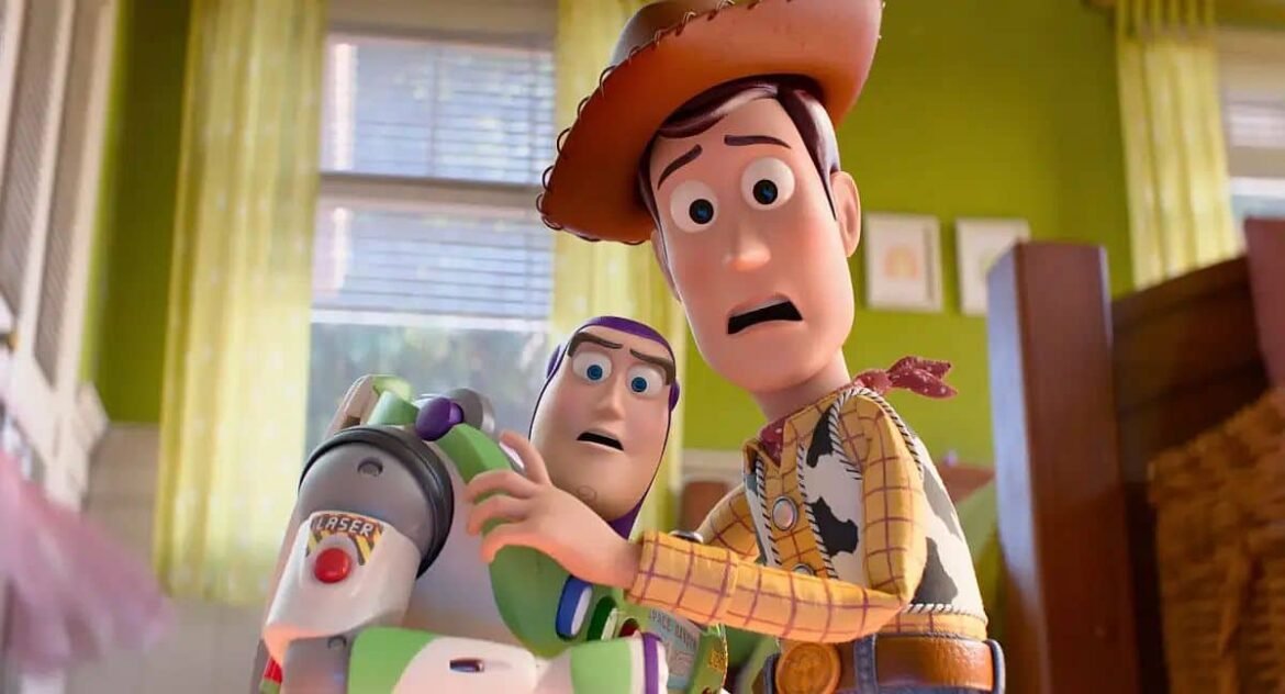 Woody y Buzz Lightyear observando una tablet en Toy Story 5